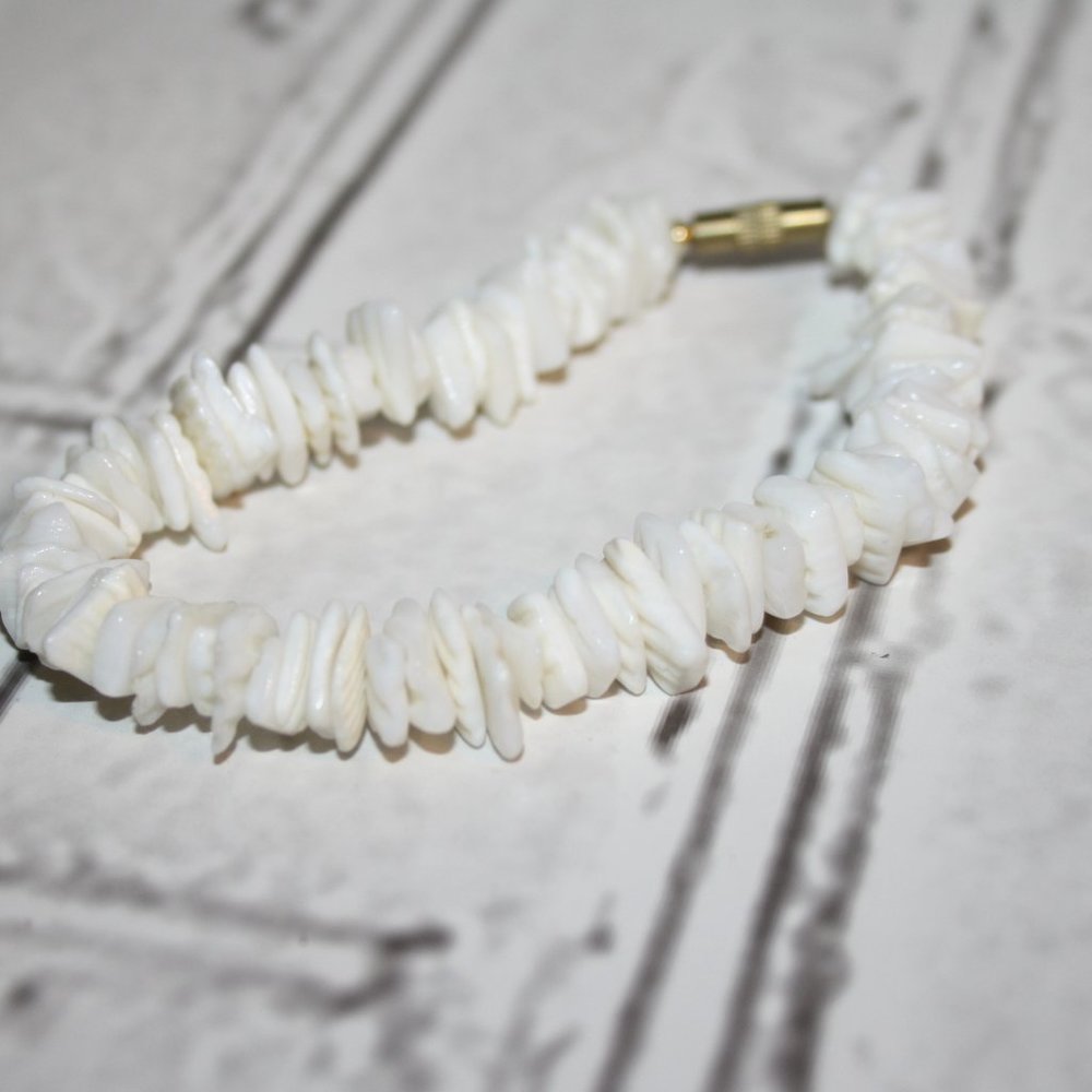 Beautiful vintage white shell bracelet 8"